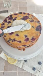 Zitronen-Blaubeer-Kuchen, super saftig & einfach Saftiger Blaubeerkuchen Schritt 25 Kuchen Mit Glasur Bestreichen 169x300