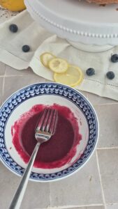 Zitronen-Blaubeer-Kuchen, super saftig & einfach Saftiger Blaubeerkuchen Schritt 26 Blaubeeren Zerdrücken Mit Gabel 169x300