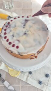 Zitronen-Blaubeer-Kuchen, super saftig & einfach Saftiger Blaubeerkuchen Schritt 27 Glasur Auf Kuchen Auftragen 169x300
