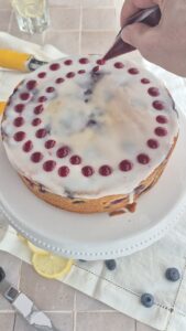Zitronen-Blaubeer-Kuchen, super saftig & einfach Saftiger Blaubeerkuchen Schritt 28 Glasur Auf Kuchen Verteilen 169x300