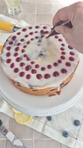 Zitronen-Blaubeer-Kuchen, super saftig & einfach Saftiger Blaubeerkuchen Schritt 29 Glasur Auf Kuchen Verteilen 169x300