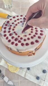 Zitronen-Blaubeer-Kuchen, super saftig & einfach Saftiger Blaubeerkuchen Schritt 30 Glasur Auf Kuchen Auftragen 169x300