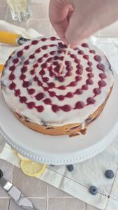 Zitronen-Blaubeer-Kuchen, super saftig & einfach Saftiger Blaubeerkuchen Schritt 31 Himbeeren Auf Kuchen Drapieren 169x300