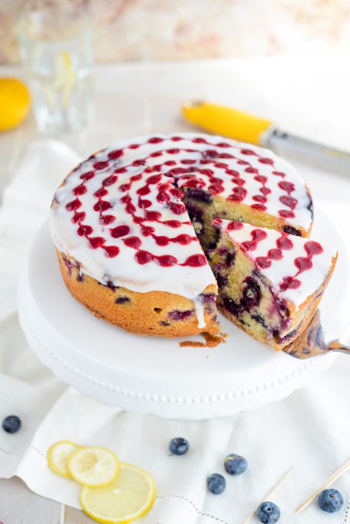 Zitronen-Blaubeer-Kuchen, super saftig & einfach Saftiger Zitronen Blaubeer Kuchen Einfach Und Schnell 683x1024
