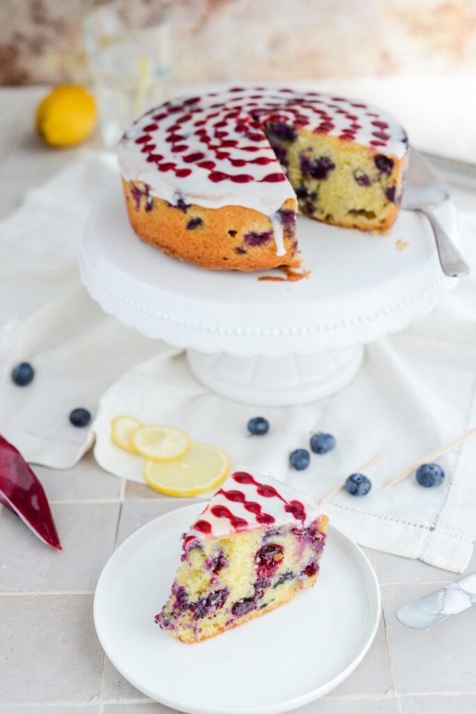 Zitronen-Blaubeer-Kuchen, super saftig & einfach Sommerkuchen Zitronen Blaubeer Kuchen 683x1024