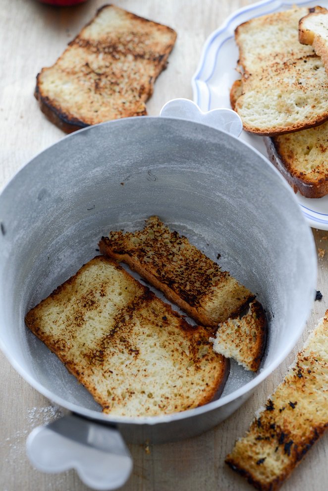 Kuchen misslungen - was tun? 12 Backfehler und wie ihr euren Kuchen retten könnt Backfehler Beheben Schritt 2 Toastscheiben In Milch Einweichen