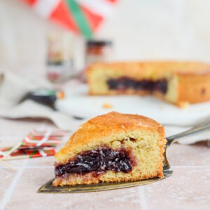 Baskischer Kuchen: Gâteau Basque mit Schwarzkirschkonfitüre