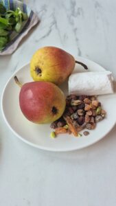 Gefüllte Birnen mit Ziegenkäse und Trockenfrüchten Gefüllte Birnen mit Ziegenkäse und Trockenfrüchten Birnen Ziegenkäse Rezept Schritt 1 Zutaten Birnen Trockenfrüchte Zie