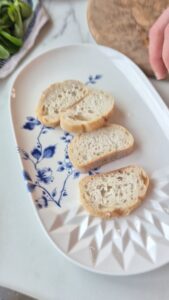 Gefüllte Birnen mit Ziegenkäse und Trockenfrüchten Gefüllte Birnen mit Ziegenkäse und Trockenfrüchten Birnen Ziegenkäse Rezept Schritt 19 Baguette Scheiben Auf Teller