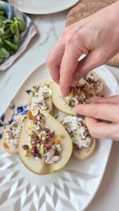 Gefüllte Birnen mit Ziegenkäse und Trockenfrüchten Gefüllte Birnen mit Ziegenkäse und Trockenfrüchten Birnen Ziegenkäse Rezept Schritt 22 Birnen Mit Käse Befüllen