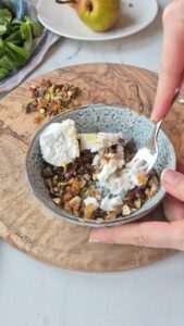 Gefüllte Birnen mit Ziegenkäse und Trockenfrüchten Gefüllte Birnen mit Ziegenkäse und Trockenfrüchten Birnen Ziegenkäse Rezept Schritt 8 Birnen Bowl Mit Löffel Servieren