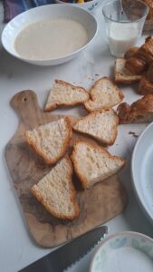 Croissant-Auflauf mit Obst Croissant-Auflauf mit Obst Croissant Auflauf Obst Schritt 12 Brot In Dreiecke Geschnitten