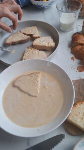 Croissant-Auflauf mit Obst Croissant-Auflauf mit Obst Croissant Auflauf Obst Schritt 14 Cremige Suppe Mit Brot