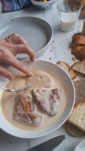 Croissant-Auflauf mit Obst Croissant-Auflauf mit Obst Croissant Auflauf Obst Schritt 15 Fleisch In Sauce Tauchen