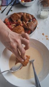 Croissant-Auflauf mit Obst Croissant-Auflauf mit Obst Croissant Auflauf Obst Schritt 18 Croissant In Eiermilch Tauchen