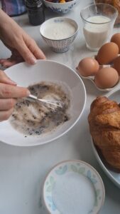 Croissant-Auflauf mit Obst Croissant-Auflauf mit Obst Croissant Auflauf Obst Schritt 3 Eier Aufschlagen In Schüssel