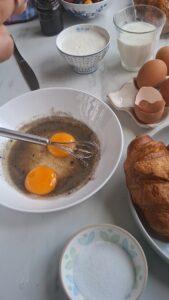 Croissant-Auflauf mit Obst Croissant-Auflauf mit Obst Croissant Auflauf Obst Schritt 4 Eier Aufschlagen In Schüssel