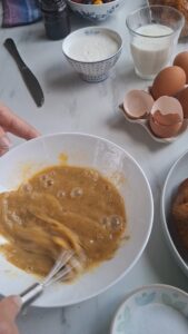 Croissant-Auflauf mit Obst Croissant-Auflauf mit Obst Croissant Auflauf Obst Schritt 5 Eier Milch Mischung Aufschlagen