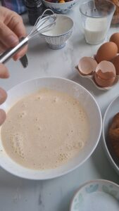 Croissant-Auflauf mit Obst Croissant-Auflauf mit Obst Croissant Auflauf Obst Schritt 8 Eier Milch Mischung Quirlen