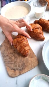 Croissant-Auflauf mit Obst Croissant Auflauf Obst Schritt 9 Croissants Auf Holzbrett Schneiden