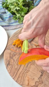 Herbstlicher Salat mit Feigen und Kürbis Französischer Herbstsalat Schritt 2 Kürbis Schälen Mit Sparschäler