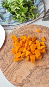 Herbstlicher Salat mit Feigen und Kürbis Französischer Herbstsalat Schritt 3 Gekürfelter Kürbis Auf Schneide