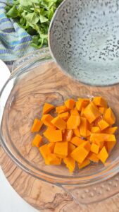 Herbstlicher Salat mit Feigen und Kürbis Französischer Herbstsalat Schritt 4 Kürbis In Schüssel Geben