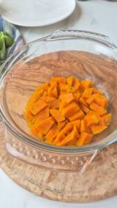 Herbstlicher Salat mit Feigen und Kürbis Französischer Herbstsalat Schritt 5 Gewürfelter Kürbis In Schüssel