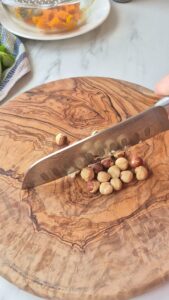 Herbstlicher Salat mit Feigen und Kürbis Französischer Herbstsalat Schritt 6 Haselnüsse Hacken Auf Holzbrett