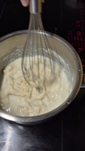 Nudelkuchen für Kinder mit Schinken und Béchamelsauce Nudelkuchen für Kinder mit Schinken und Béchamelsauce Nudelkuchen Kinder Schritt 10 Bechamel Sauce Rühren Topf