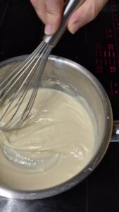 Nudelkuchen für Kinder mit Schinken und Béchamelsauce Nudelkuchen für Kinder mit Schinken und Béchamelsauce Nudelkuchen Kinder Schritt 11 Bechamel Sauce Rühren