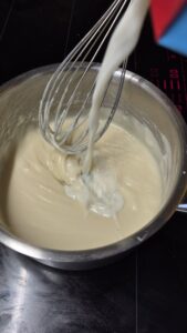 Nudelkuchen für Kinder mit Schinken und Béchamelsauce Nudelkuchen für Kinder mit Schinken und Béchamelsauce Nudelkuchen Kinder Schritt 12 Bechamel Sauce Rühren