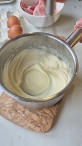 Nudelkuchen für Kinder mit Schinken und Béchamelsauce Nudelkuchen für Kinder mit Schinken und Béchamelsauce Nudelkuchen Kinder Schritt 15 Bechamelsosse Im Topf
