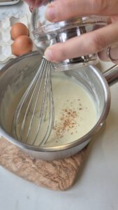Nudelkuchen für Kinder mit Schinken und Béchamelsauce Nudelkuchen für Kinder mit Schinken und Béchamelsauce Nudelkuchen Kinder Schritt 16 Bechamel Sauce Rühren Pfanne