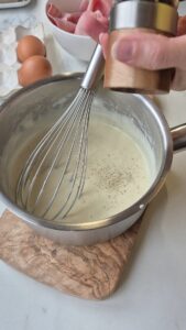 Nudelkuchen für Kinder mit Schinken und Béchamelsauce Nudelkuchen für Kinder mit Schinken und Béchamelsauce Nudelkuchen Kinder Schritt 17 Bechamel Sauce Aufschlagen