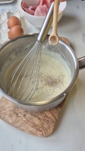 Nudelkuchen für Kinder mit Schinken und Béchamelsauce Nudelkuchen für Kinder mit Schinken und Béchamelsauce Nudelkuchen Kinder Schritt 18 Bechamel Sauce Im Topf