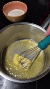Nudelkuchen für Kinder mit Schinken und Béchamelsauce Nudelkuchen für Kinder mit Schinken und Béchamelsauce Nudelkuchen Kinder Schritt 2 Butter Schmelzen Im Topf
