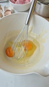 Nudelkuchen für Kinder mit Schinken und Béchamelsauce Nudelkuchen für Kinder mit Schinken und Béchamelsauce Nudelkuchen Kinder Schritt 20 Eier Aufschlagen Mit Schneebesen