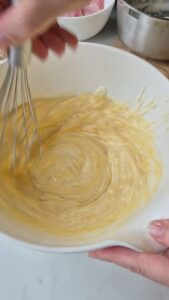 Nudelkuchen für Kinder mit Schinken und Béchamelsauce Nudelkuchen für Kinder mit Schinken und Béchamelsauce Nudelkuchen Kinder Schritt 21 Bechamel Sauce Aufschlagen