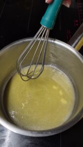 Nudelkuchen für Kinder mit Schinken und Béchamelsauce Nudelkuchen Kinder Schritt 3 Bechamel Sauce Im Topf