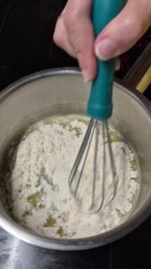 Nudelkuchen für Kinder mit Schinken und Béchamelsauce Nudelkuchen für Kinder mit Schinken und Béchamelsauce Nudelkuchen Kinder Schritt 4 Bechamel Sauce Rühren Topf