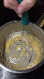 Nudelkuchen für Kinder mit Schinken und Béchamelsauce Nudelkuchen für Kinder mit Schinken und Béchamelsauce Nudelkuchen Kinder Schritt 5 Bechamel Sauce Rühren Topf