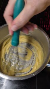 Nudelkuchen für Kinder mit Schinken und Béchamelsauce Nudelkuchen für Kinder mit Schinken und Béchamelsauce Nudelkuchen Kinder Schritt 6 Bechamel Sauce Rühren Topf