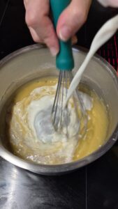 Nudelkuchen für Kinder mit Schinken und Béchamelsauce Nudelkuchen für Kinder mit Schinken und Béchamelsauce Nudelkuchen Kinder Schritt 7 Bechamel Sauce Rühren Topf
