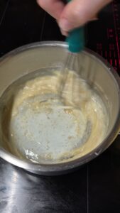 Nudelkuchen für Kinder mit Schinken und Béchamelsauce Nudelkuchen für Kinder mit Schinken und Béchamelsauce Nudelkuchen Kinder Schritt 8 Bechamel Sauce Rühren Schüssel