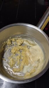 Nudelkuchen für Kinder mit Schinken und Béchamelsauce Nudelkuchen für Kinder mit Schinken und Béchamelsauce Nudelkuchen Kinder Schritt 9 Bechamel Sauce Im Topf