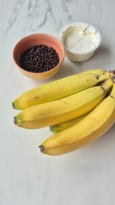 Bananenbrot mit Schokolade, saftig und einfach Bananenbrot mit Schokolade, saftig und einfach Saftiges Bananenbrot Schritt 1 Zutaten Bananen Schokolade Joghurt