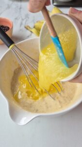 Bananenbrot mit Schokolade, saftig und einfach Bananenbrot mit Schokolade, saftig und einfach Saftiges Bananenbrot Schritt 10 Ei Mischung In Teig Giessen