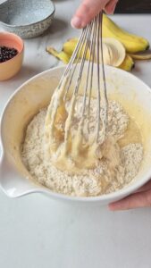 Bananenbrot mit Schokolade, saftig und einfach Bananenbrot mit Schokolade, saftig und einfach Saftiges Bananenbrot Schritt 11 Teig Mit Schneebesen Mischen