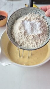 Bananenbrot mit Schokolade, saftig und einfach Saftiges Bananenbrot Schritt 12 Mehl In Teig Sieben